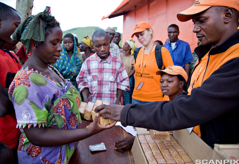 Flyktninghjelpen deler ut matrasjoner til flyktninger i Goma, Kongo, 18. oktober 2008. Foto.