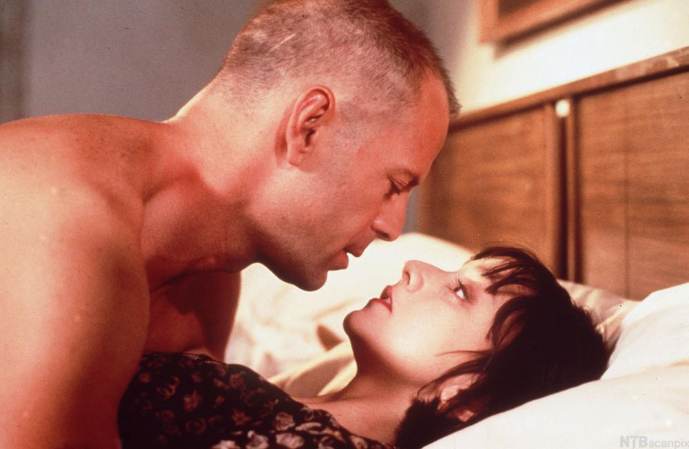 Bruce Willis og Maria de Medeiros i en sex-scene Pulp Fiction