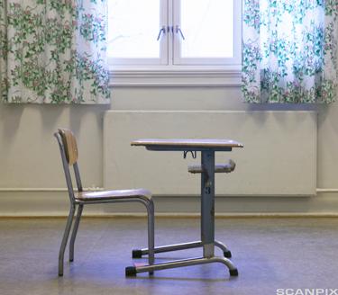 Skolepult og stol i klasserom. Foto.