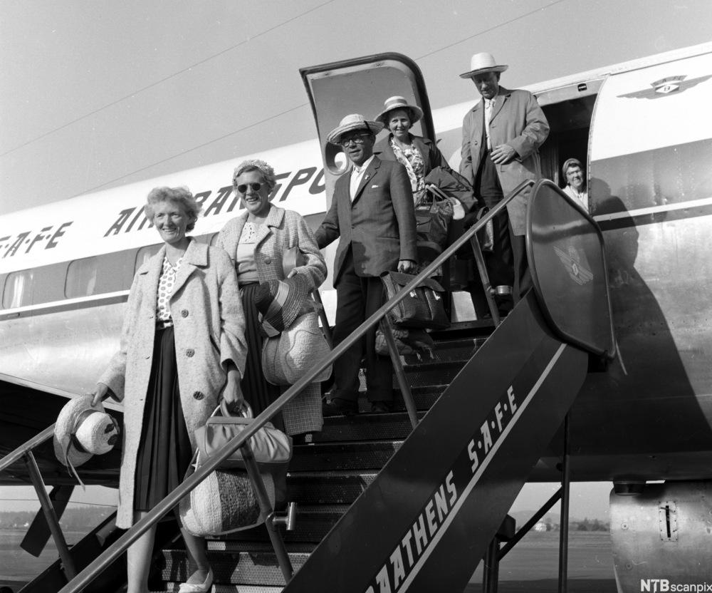 «Skål, Oline, for vår første ferie på 31 år!» Charterturistar på veg ut av flyet for å feriere på Mallorca i 1961. Oline vann tu