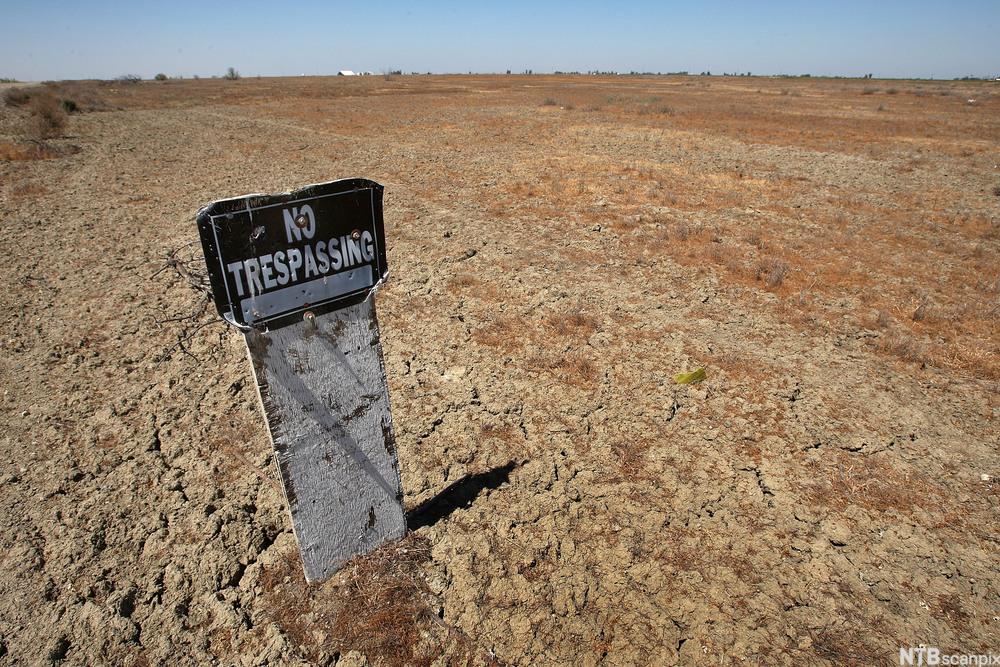 Skilt i jordbruksland rammet av tørke. Foto.