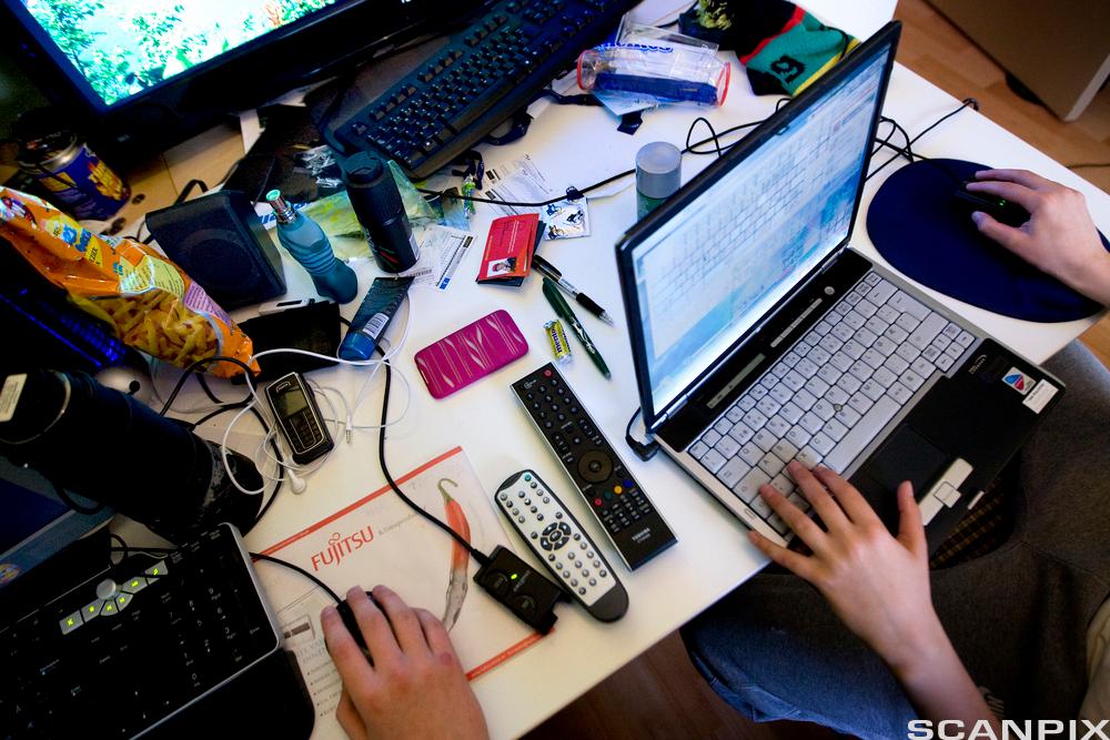 Unge som bruker ulike digitale enheter. Foto.