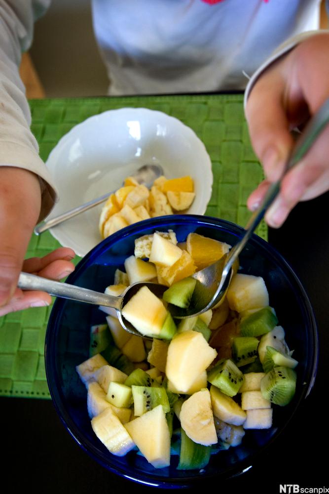Fruktsalat med kiwi. Foto.