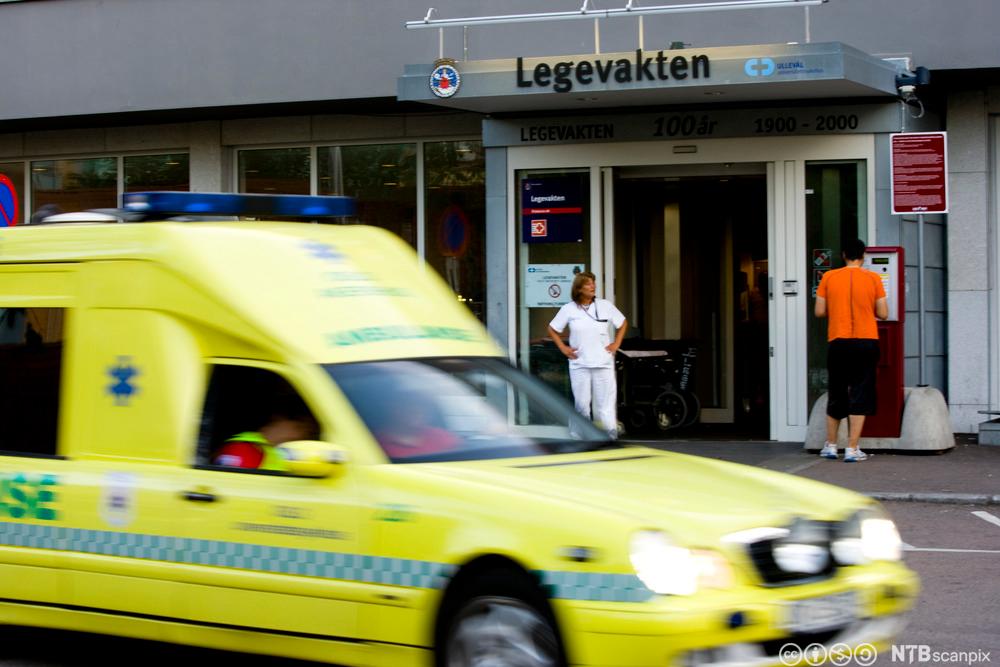 Ambulanse utenfor legevakten i Oslo. Foto.