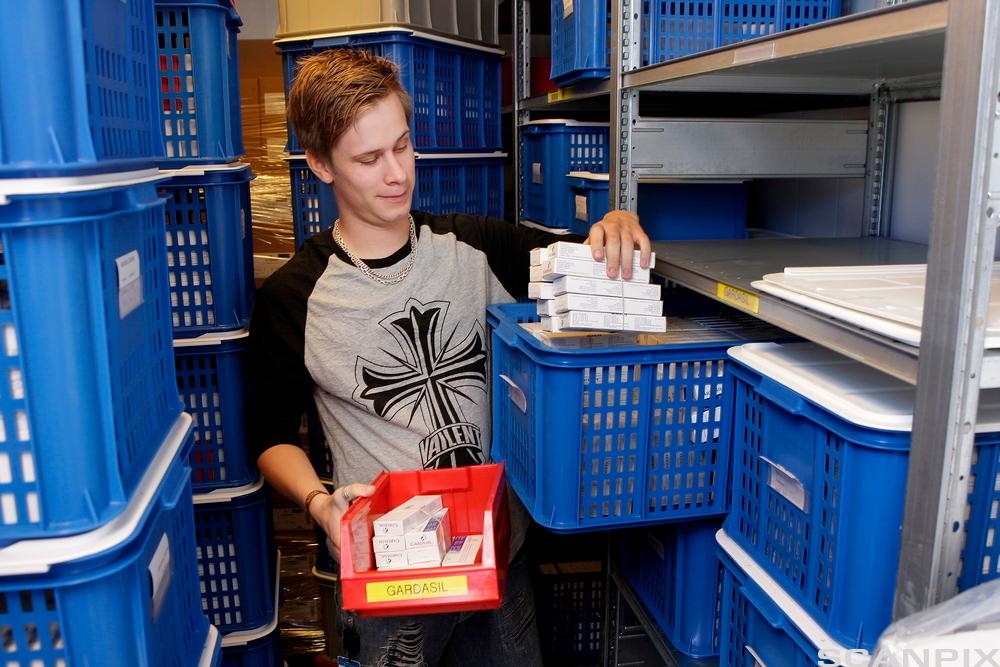 Bilde av en konsulent som viser fram Folkehelseinstituttets lager av HPV-vaksine i Oslo, 17. juli 2009.