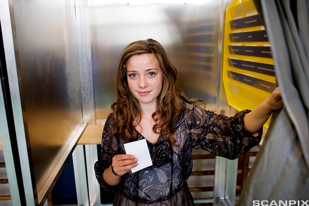 Young girl voting. Photo.