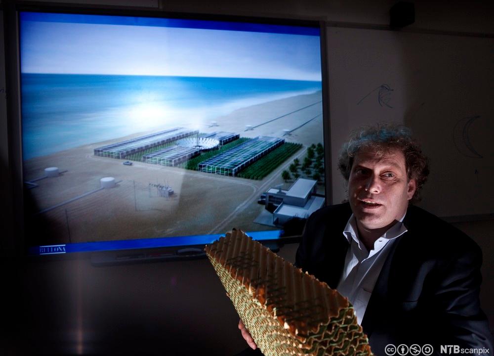 Frederic Hauge forteller om Sahara-prosjektet. Foto.