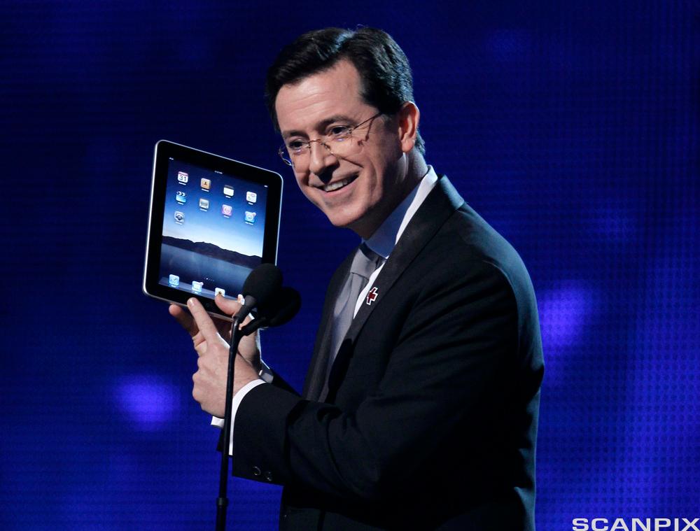Stephen Colbert med Apple iPad. Foto.