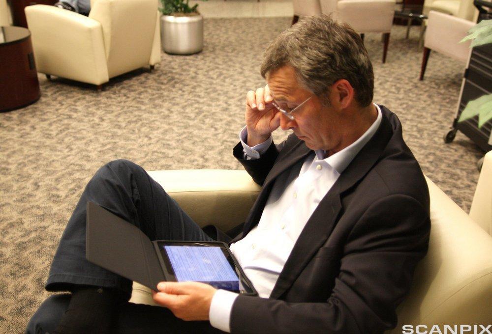 Daværende statsminister Jens Stoltenberg med iPad. Foto.