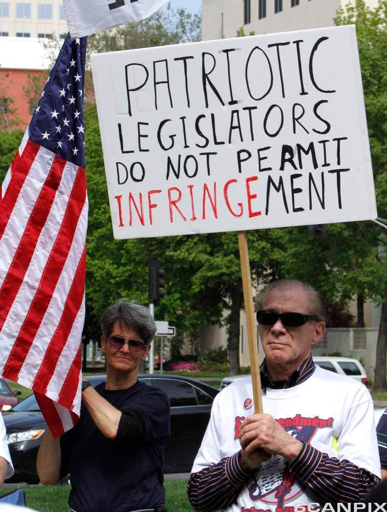 Second Amendment activists demonstrate their right to bear arms and protest a proposed measure the state Legislature. Photo.