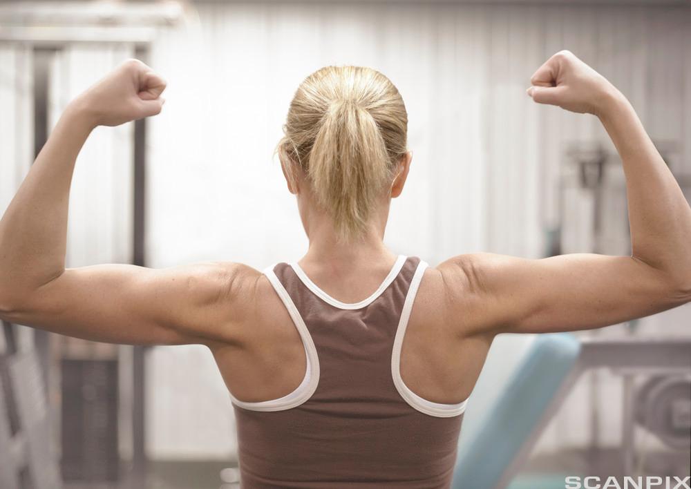 En kvinne viser fram muskler