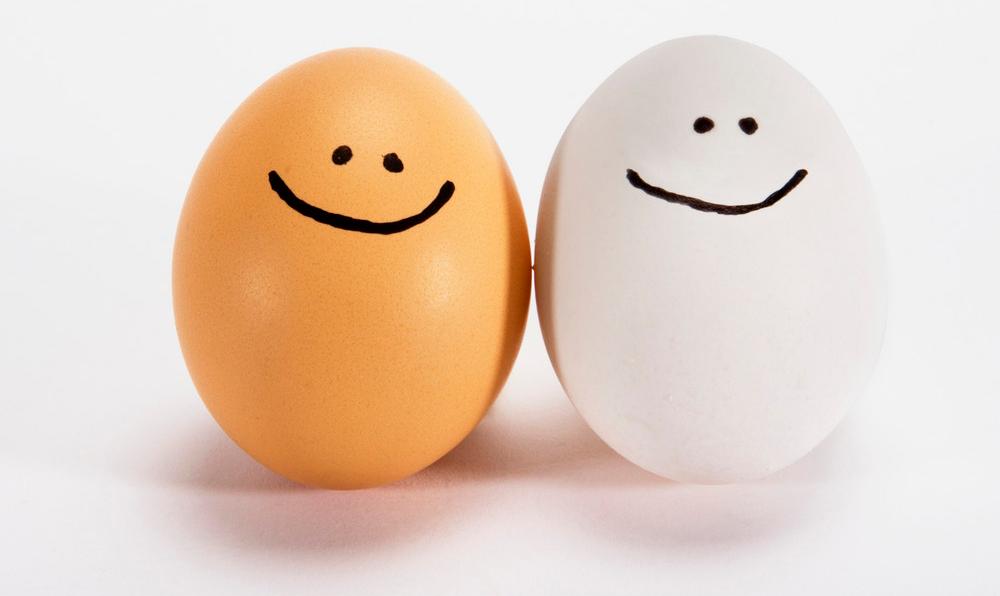 To egg som er påteikna ansikt. Foto.