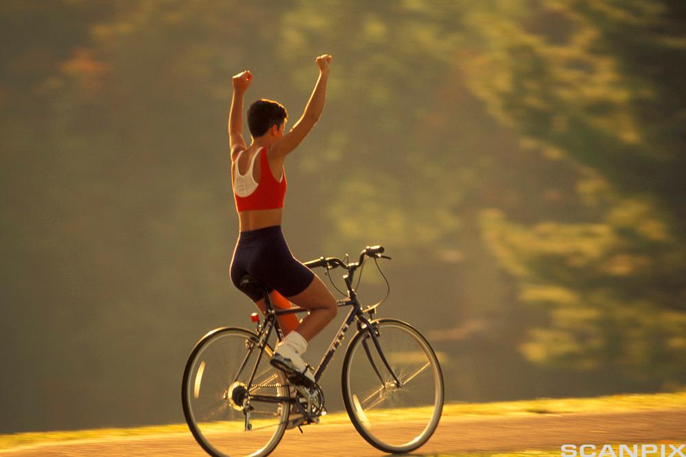 Ung kvinne på sykkel. Foto.