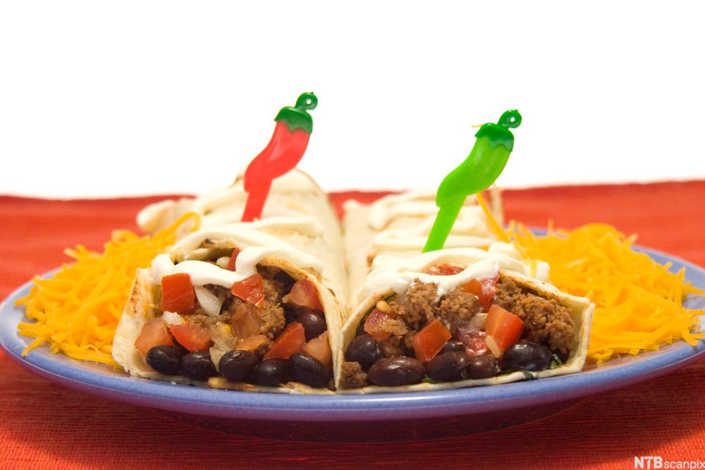 To burritos med svarte bønner og kjøtdeig. Foto. 