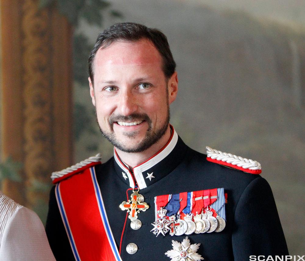 En smilende kronprins Haakon Magnus i uniform. Foto.