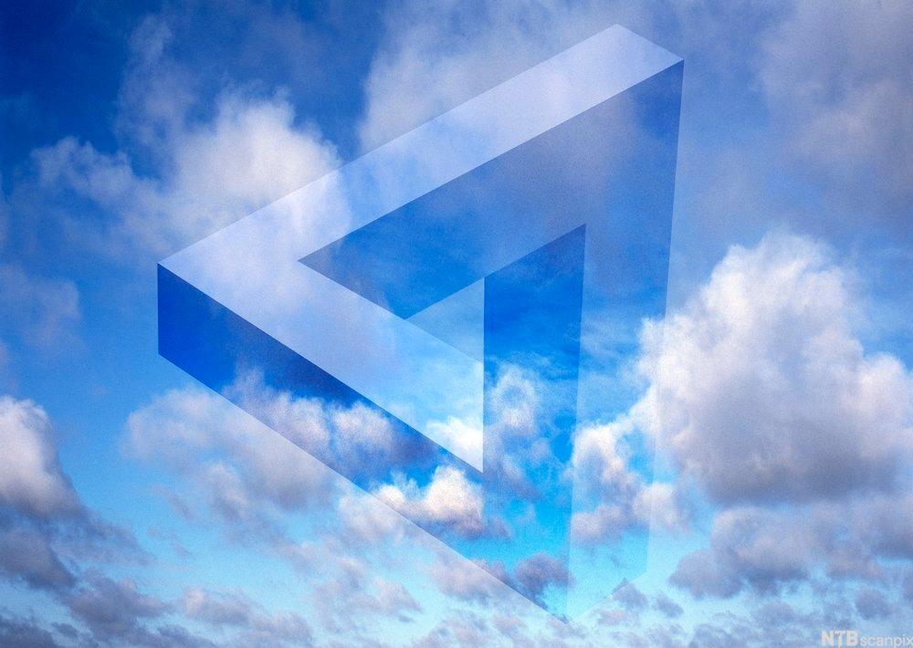 Bilde av en gjennomsiktig og tredimensjonal trekant på en himmel med skyer.