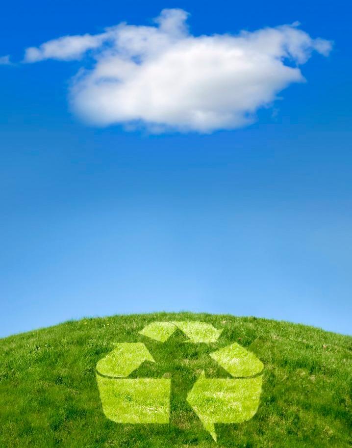 Symbol for resirkulering på en gresskledd ås under blå himmel. Illustrasjon.