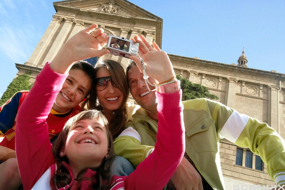 Bilde av en familie som tar turistfoto.