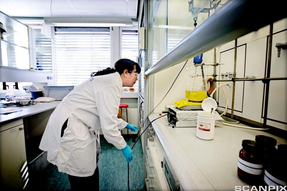 Forsker og sivilingeniør på laboratoriet