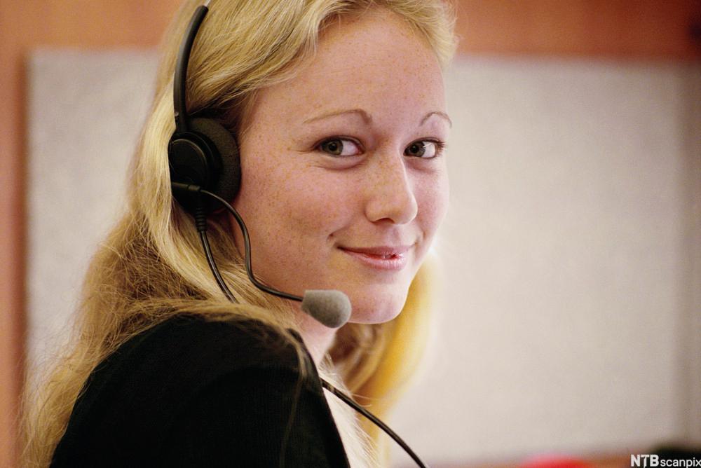 Kvinne med hodetelefon. Foto.