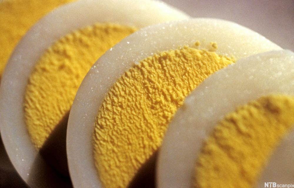 Bilde av oppdelte hardkokte egg