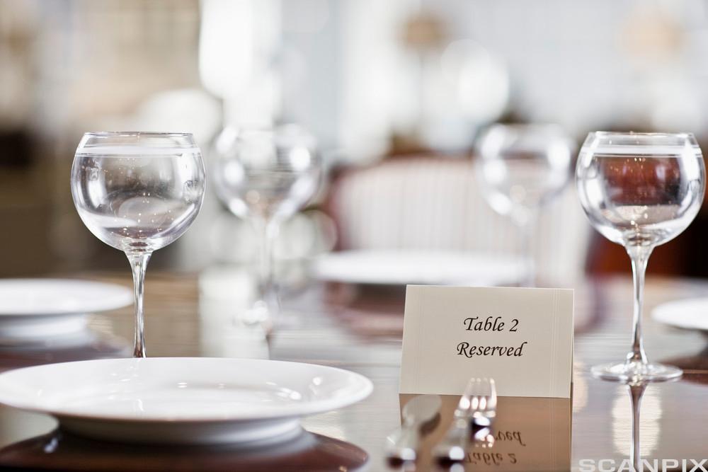 Reservert bord på restaurant. Foto. 