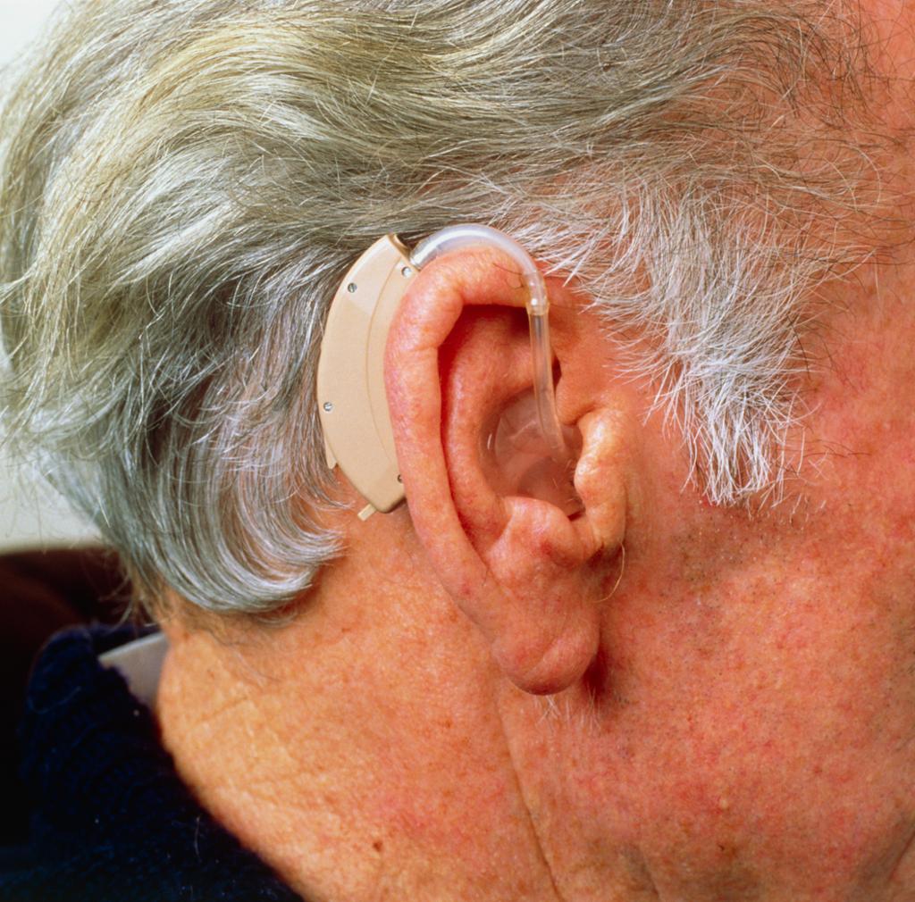 Nærbilde av øre med høreapparat. Foto.