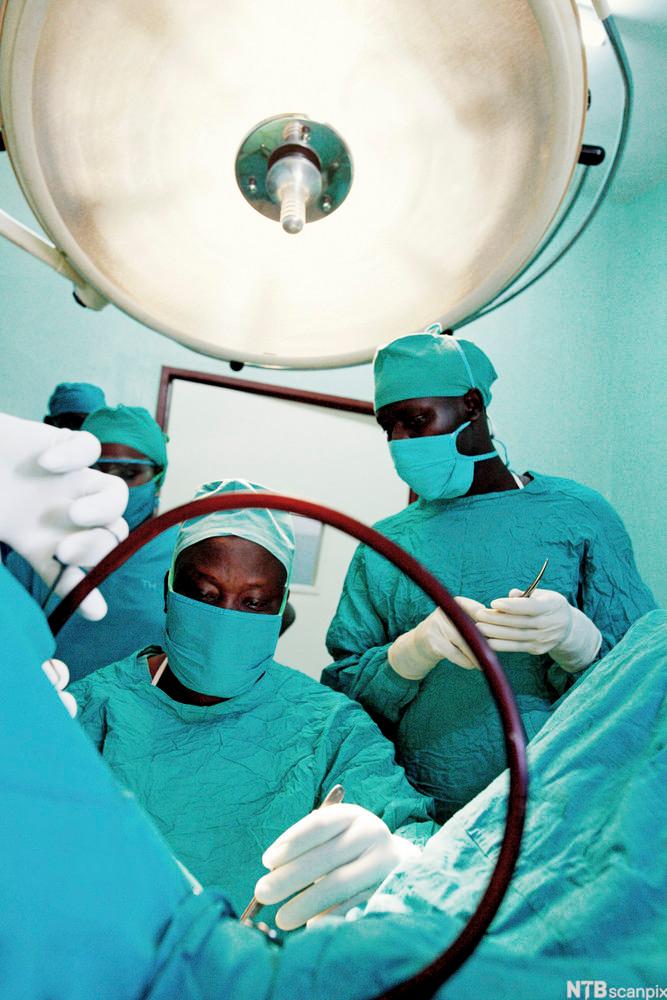 Kirurger i arbeid i Uganda.