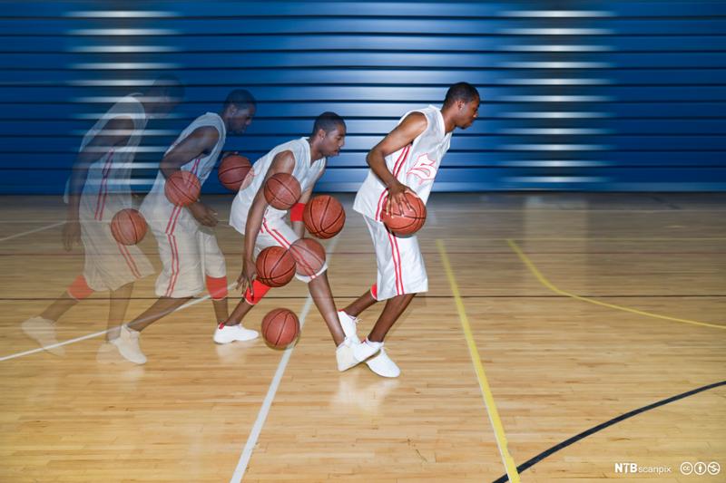 Dobbel eksponering av basketballspiller som dribler. Foto.