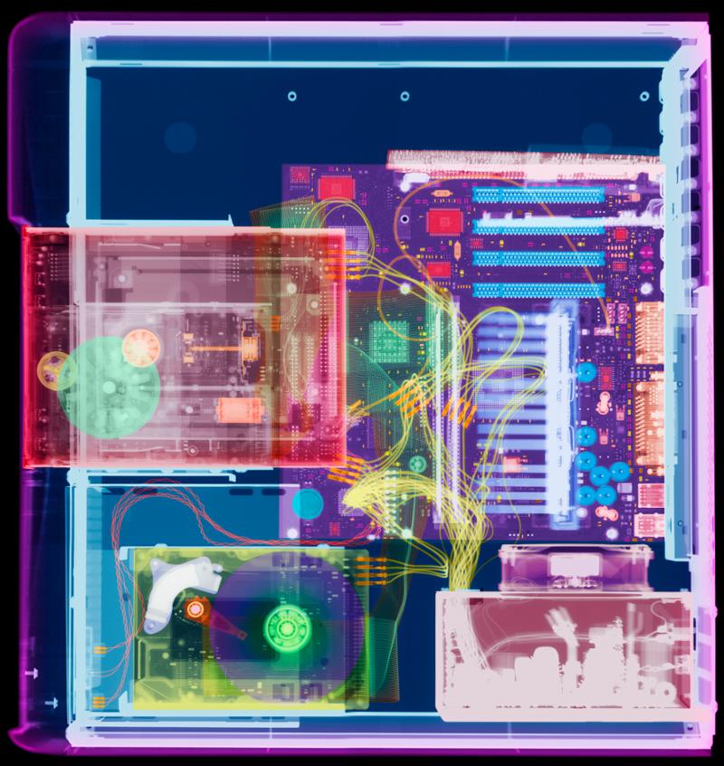 Røntgenbilde som viser komponenter inni datamaskinen. Foto.