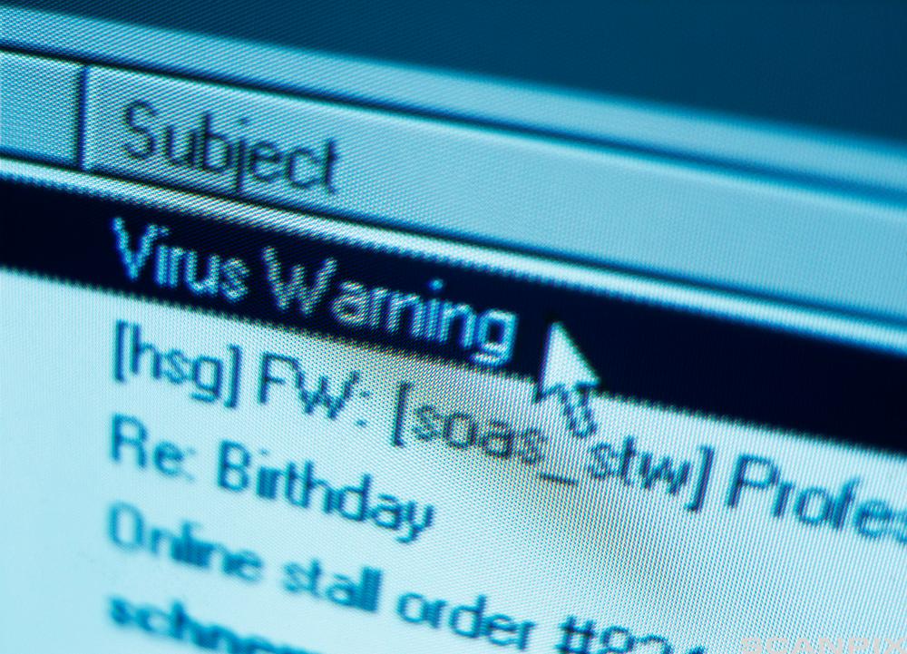 Nærbilde av en skjerm som viser en innboks der den øverste e-posten har emnet "Virus Warning". Foto.