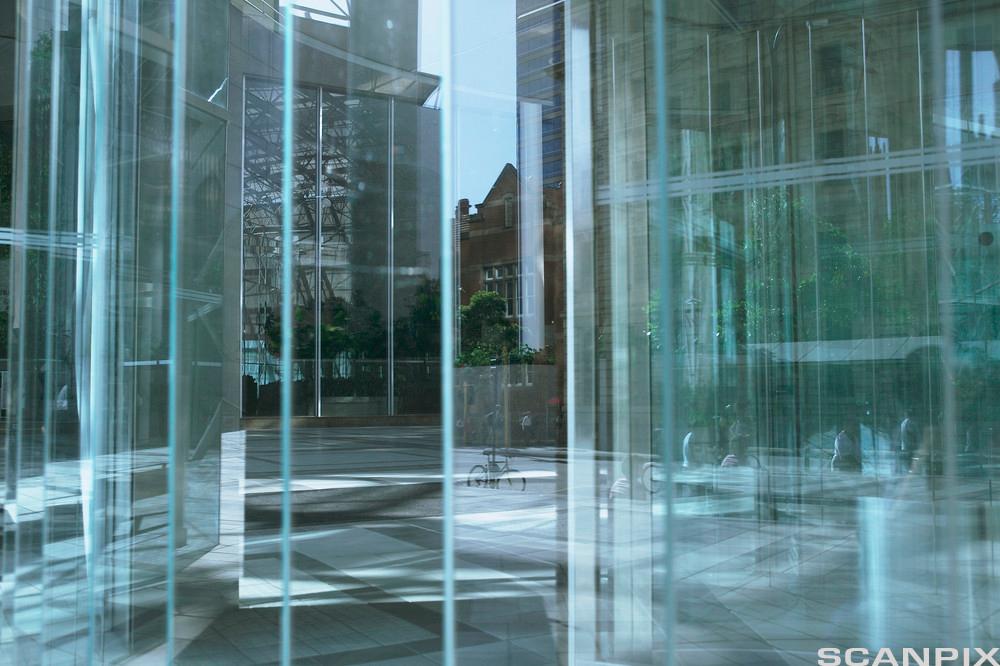 Inngangsparti til kontorbygg i glass. Foto.