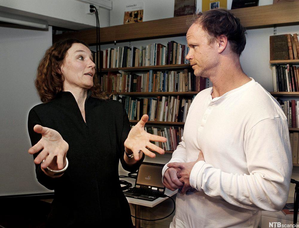 Harald Eia lytter, Camilla Stoltenberg gestikulerer. Foto.