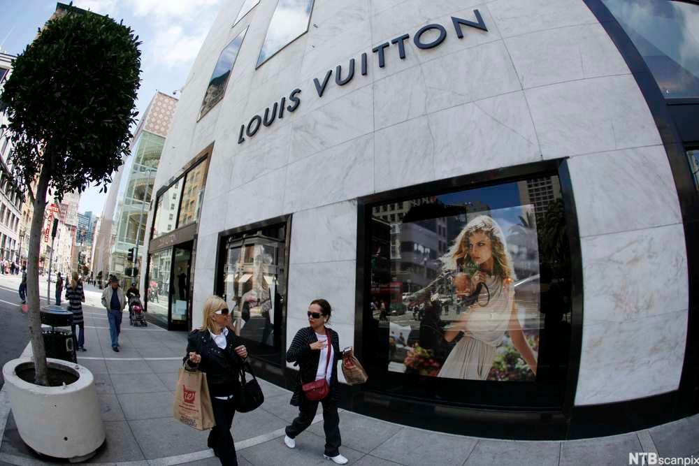 Utsiden av en Louis Vuitton-butikk. Foto. 