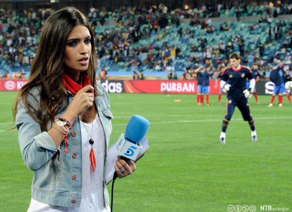 TV-journalist Sara Carbonero rapporterer fra indre bane før semifinalen mellom Spania og Tyskland i VM i Sør-Afrika i 2010. Foto.