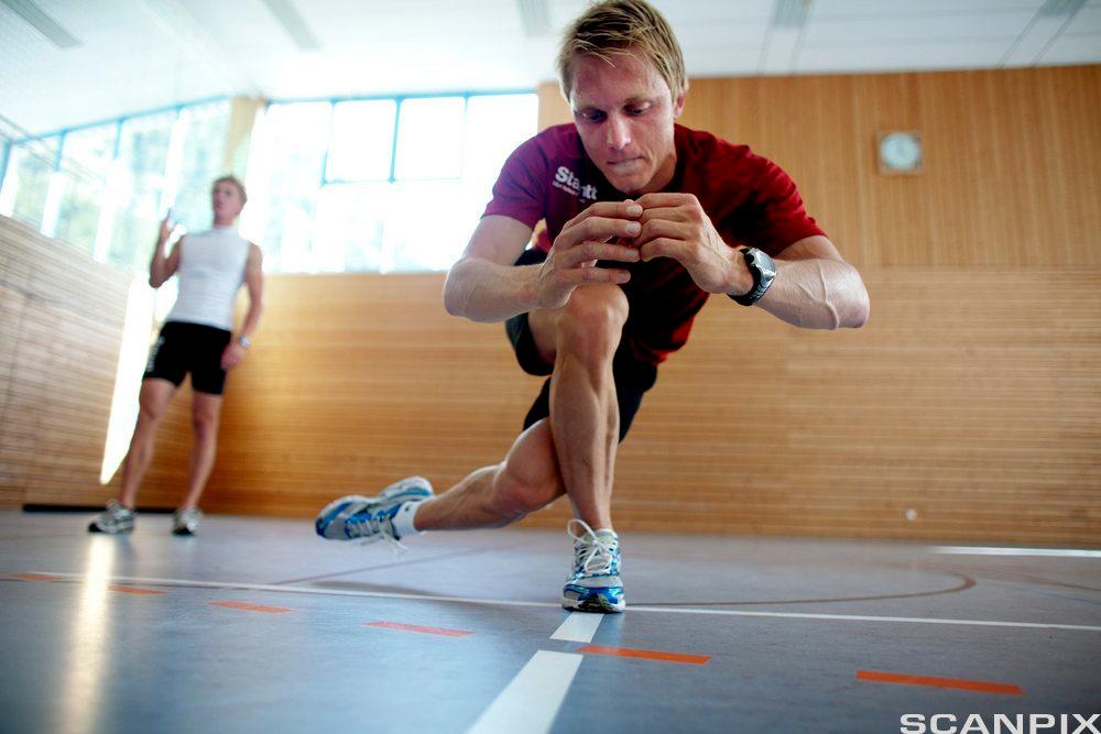 Skøyteløper trener teknikk i gymsal