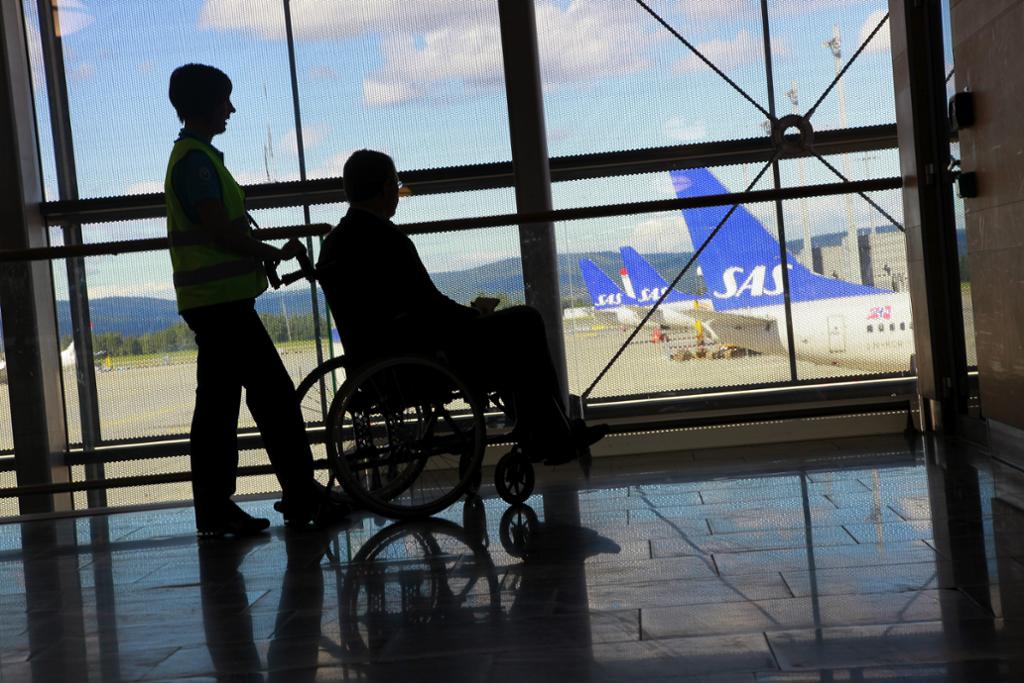 Rullestolbruker på flyterminal. foto.