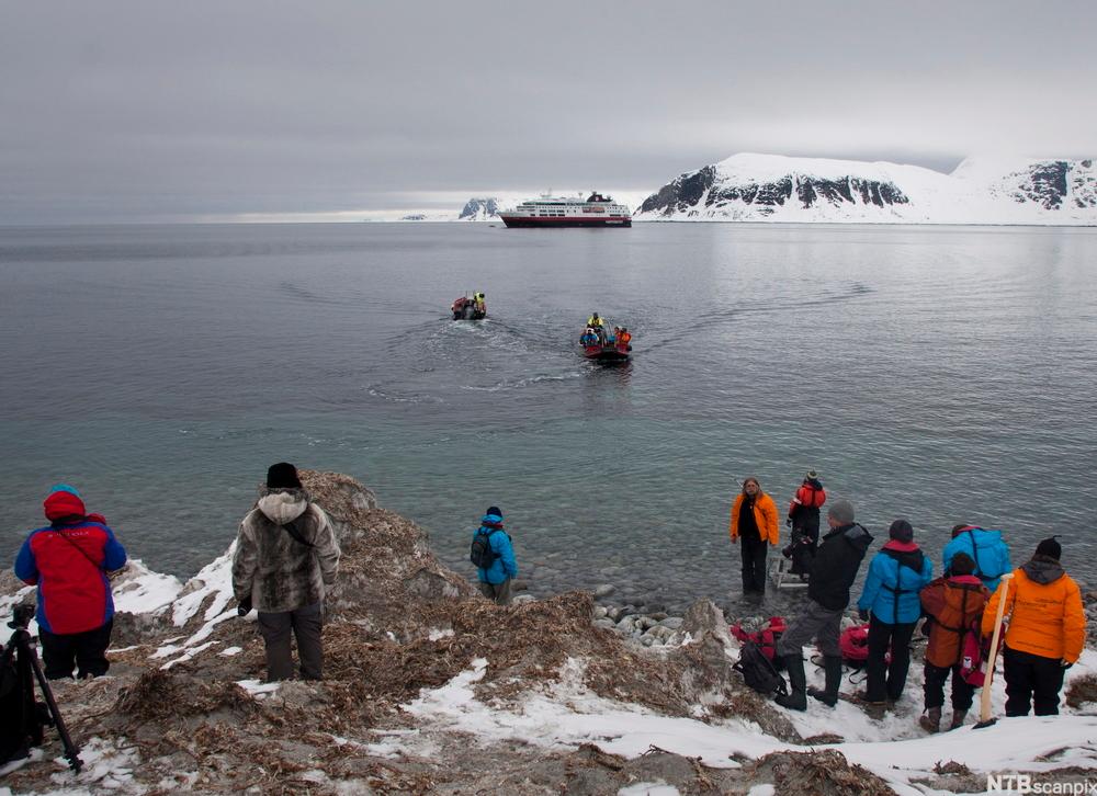 Turister fra Hurtigruten blir satt i land på Svalbard med småbåt. Foto.