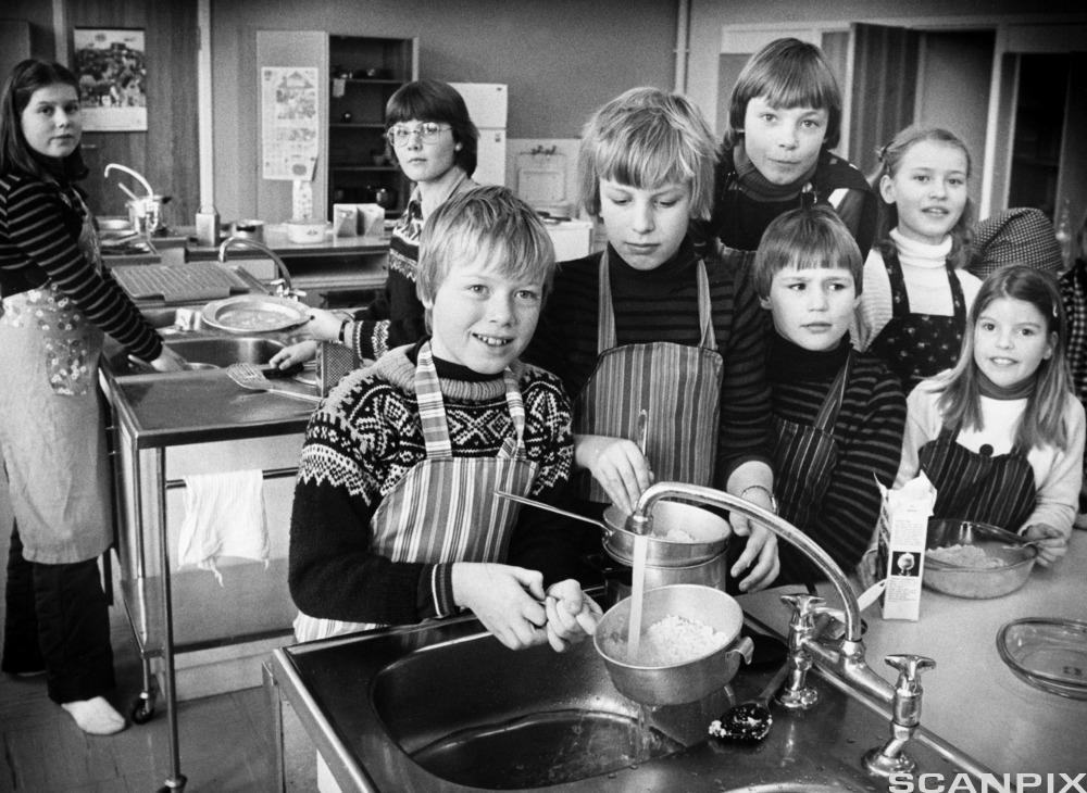 Elever har skolekjøkken.Foto