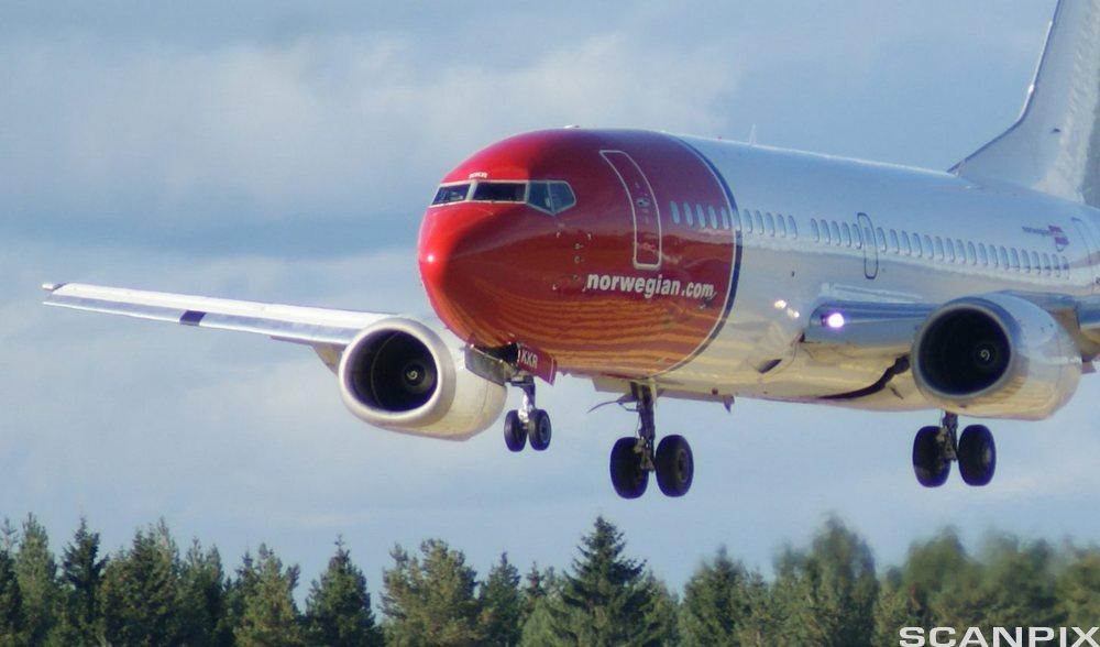 Bilde av et Norwegian-fly som går inn for landing.