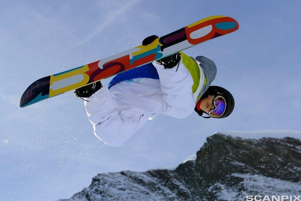 Snowboardkjører. Foto.