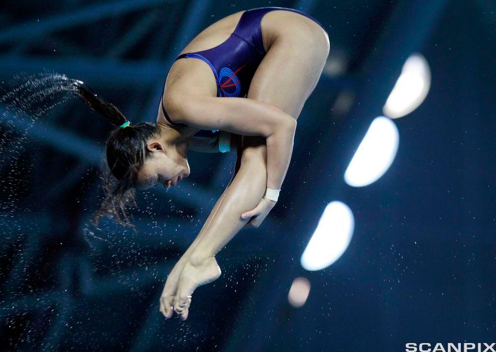 Svømmer tar salto. Foto.