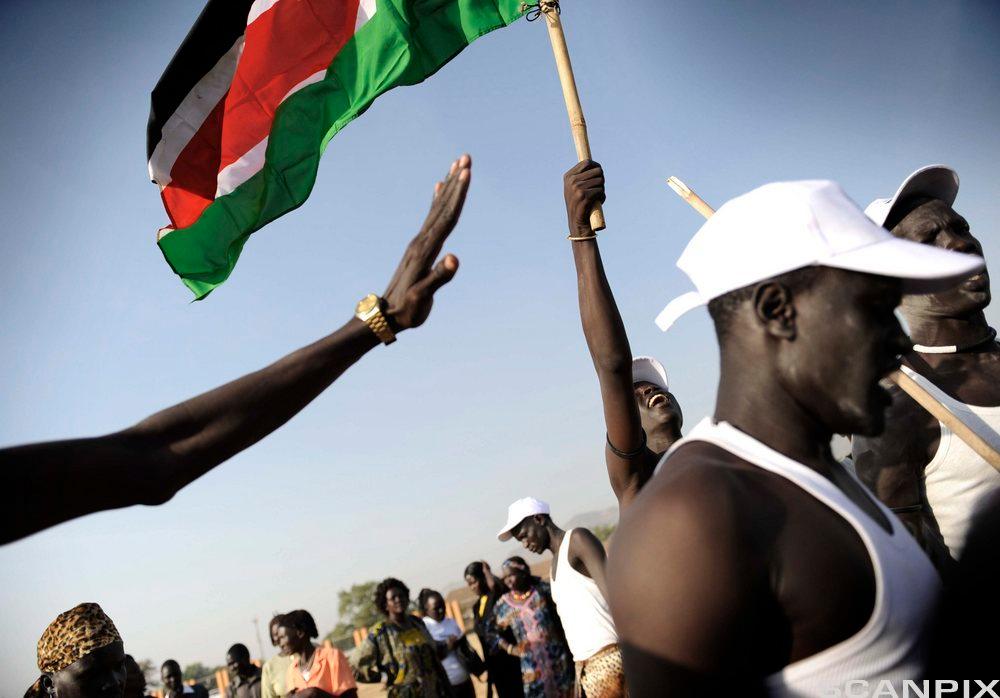 Mennesker demonstrerer før valget i Sør-Sudan. Foto.