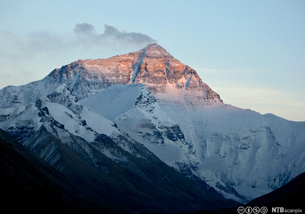 Snø blåser av toppen på Mount Everest. Foto.