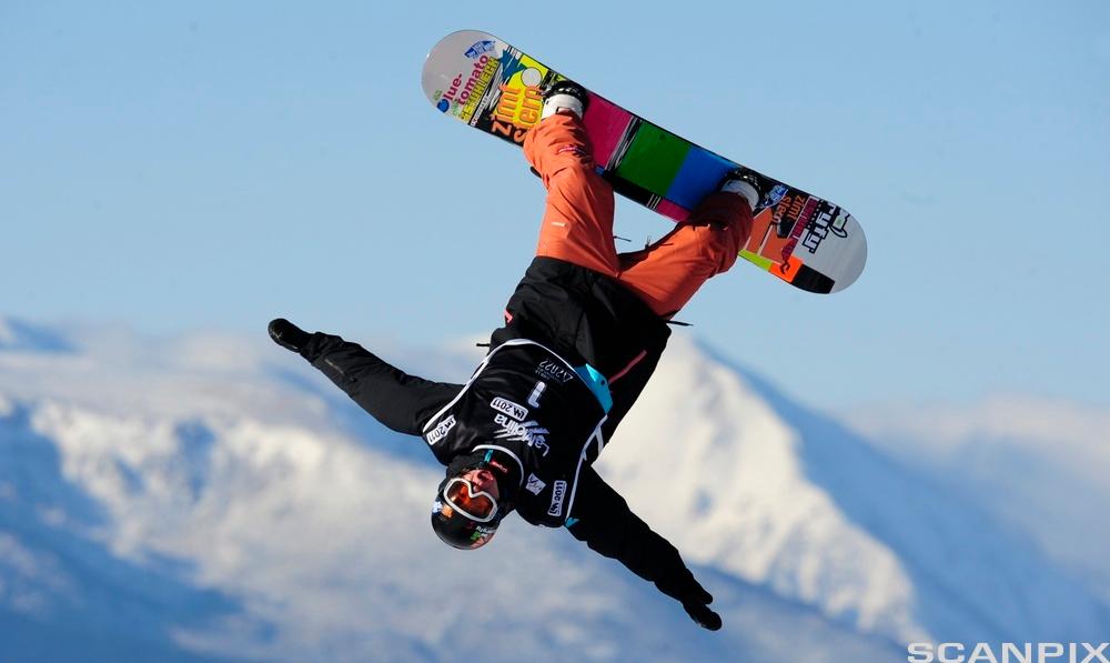 Snowboardkjører i lufra. Foto.