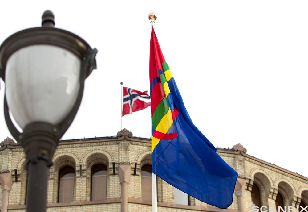 Det samiske flagget vaier framfor Stortinget. Foto