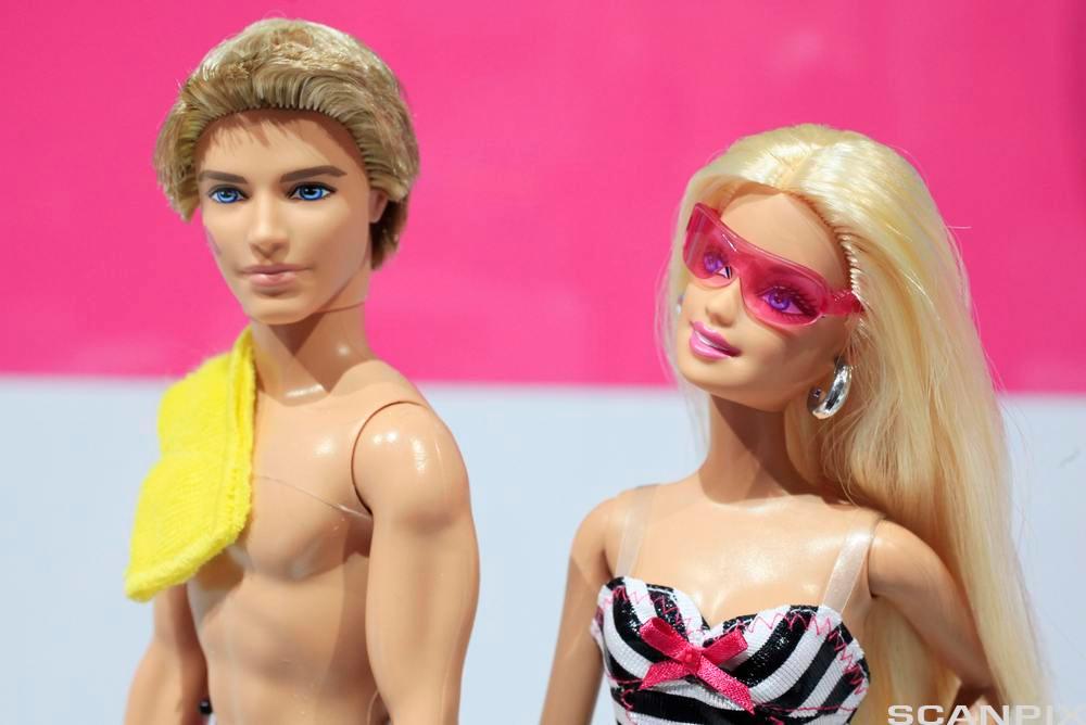 Ken-dukke og Barbie-dukke. Ken-dukken har bar overkropp, mens Barbie-dukken har badedrakt. Foto.