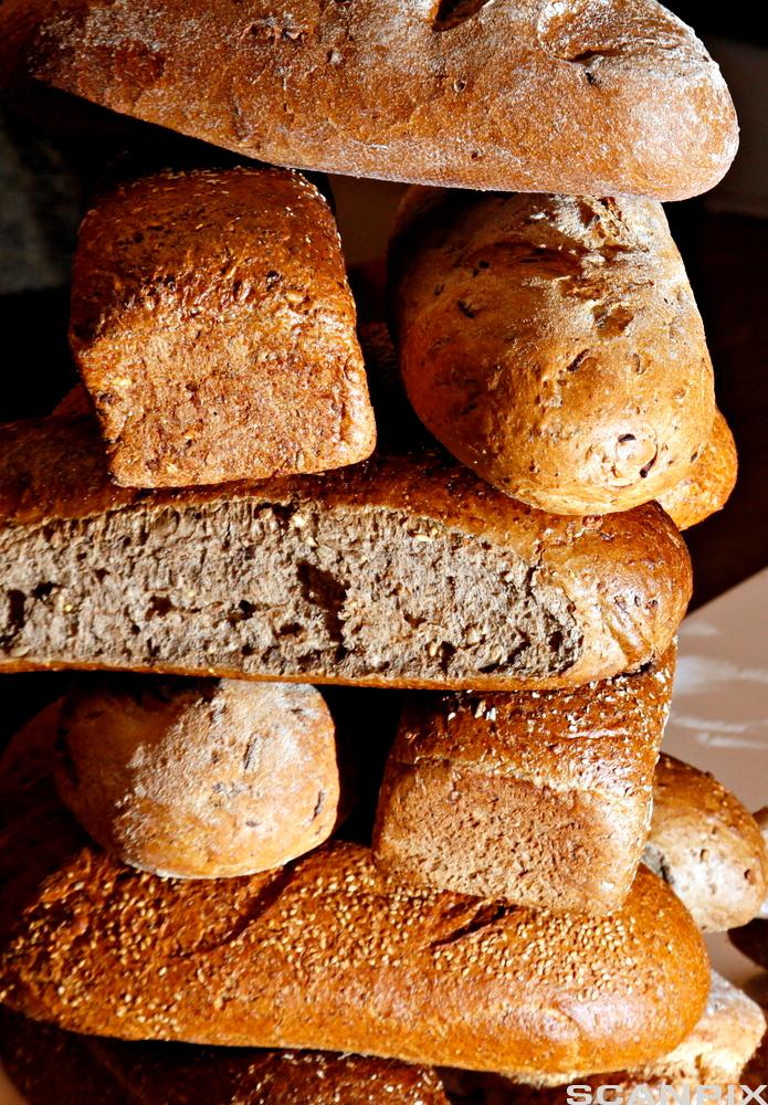 Stabel med brød. Foto.