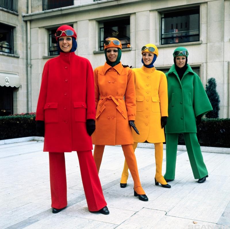 Fire modellar med kåper i kvar sin farge, raud, oransje, gul og grøn. Foto.