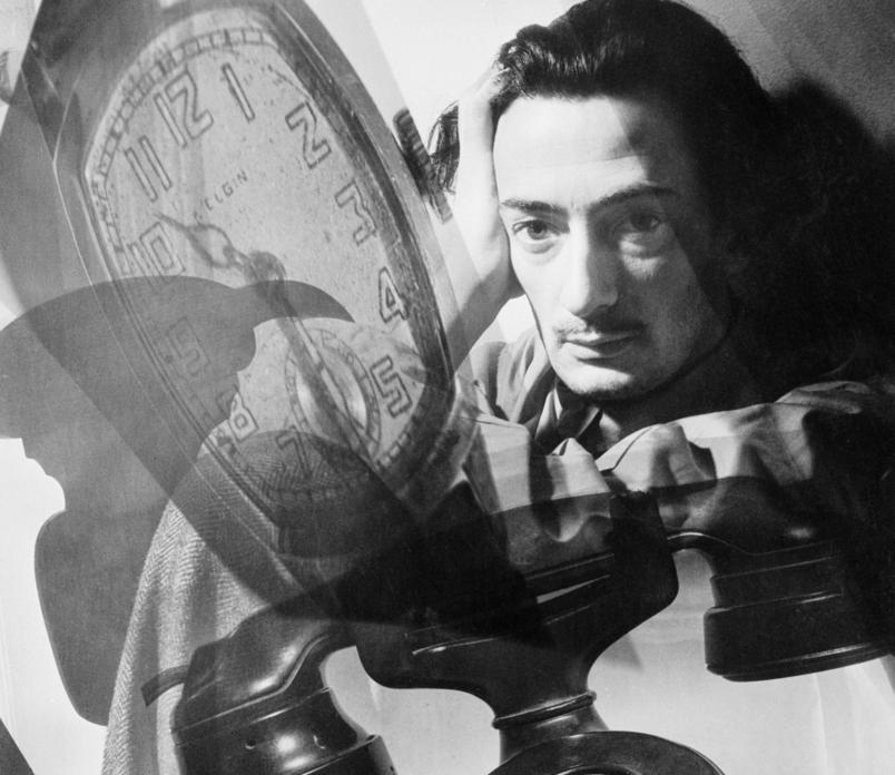 Fotografen Dave McClane har laget et portrett av den surrealistiske kunstneren Salvador Dali. Dali er avbildet sammen med en klokke og en telefon, to symboler som går igjen i Dalis kunstverk.